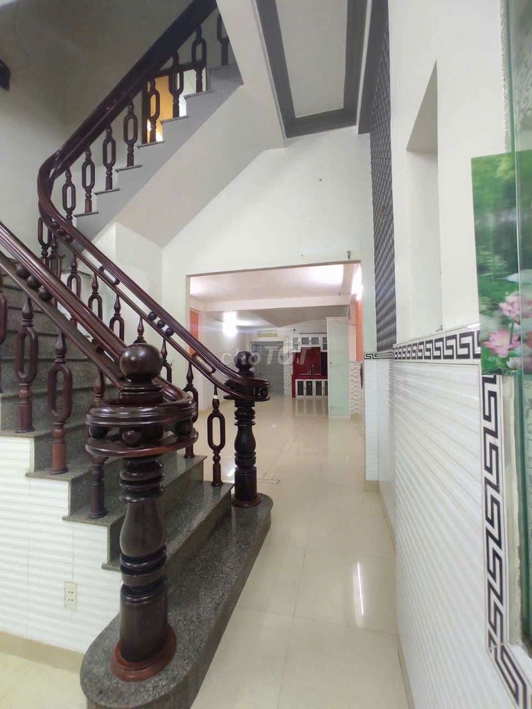 Rent a cash house in Tô Hiệu, near the ristar building. Three bedrooms, three toilets.