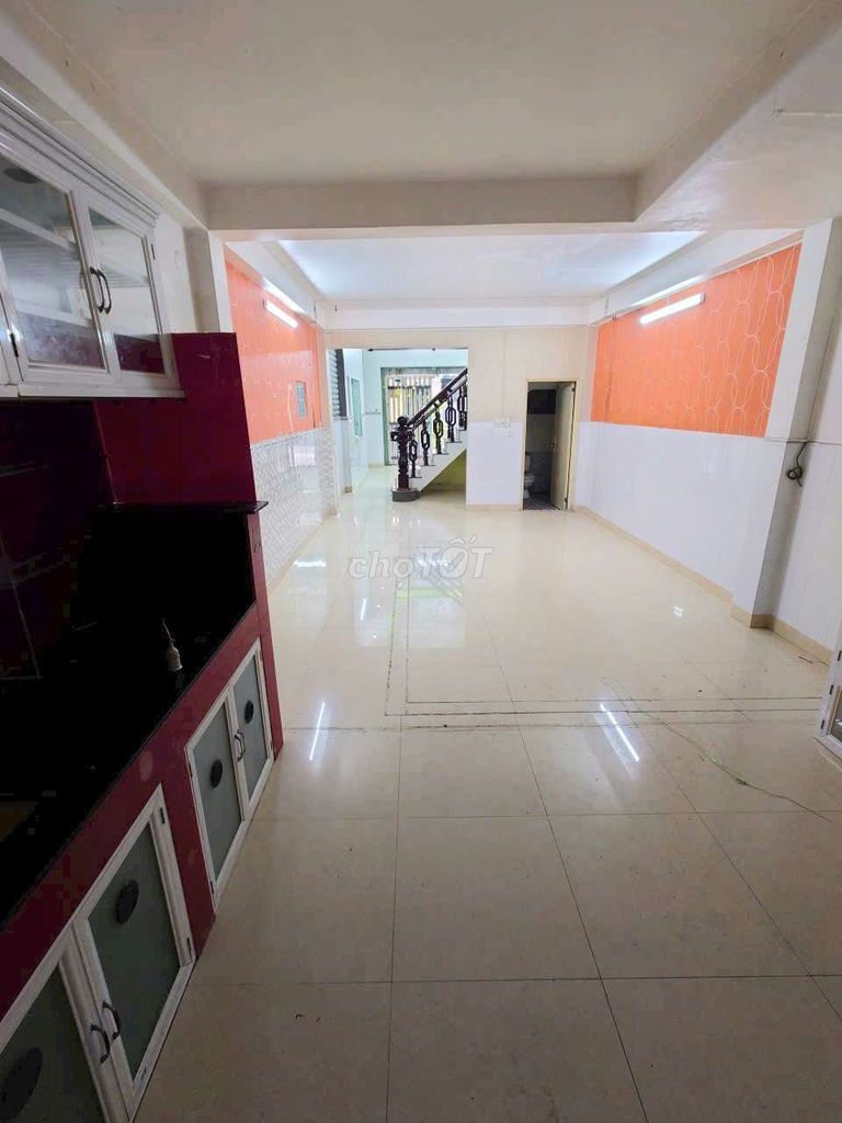 Rent a cash house in Tô Hiệu, near the ristar building. Three bedrooms, three toilets.