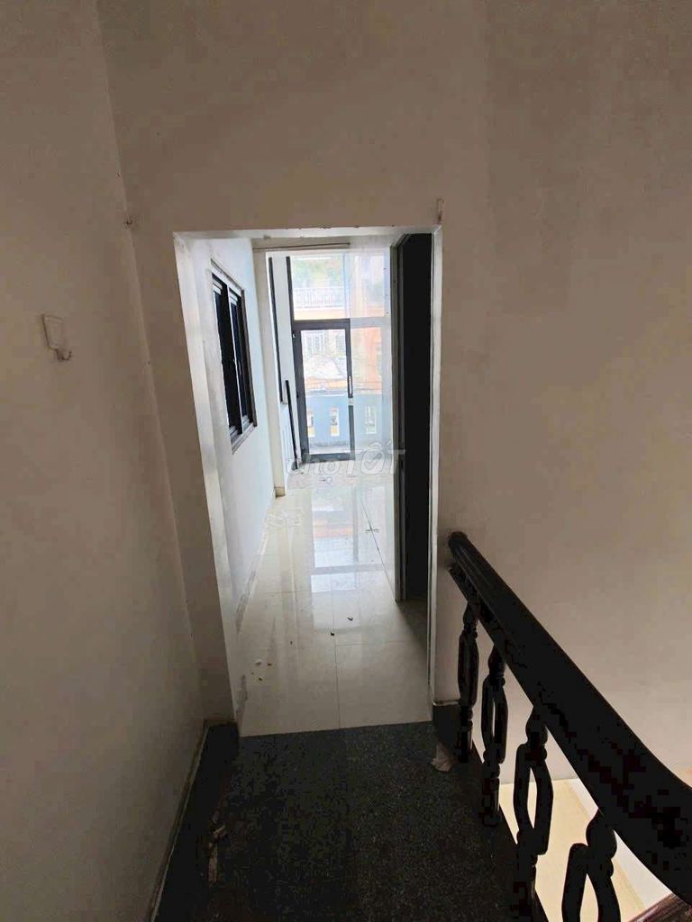 Rent a cash house in Tô Hiệu, near the ristar building. Three bedrooms, three toilets.