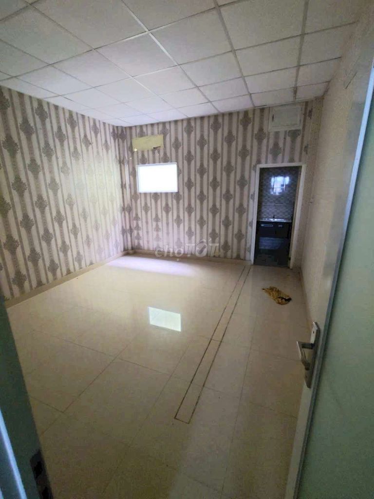 Rent a cash house in Tô Hiệu, near the ristar building. Three bedrooms, three toilets.
