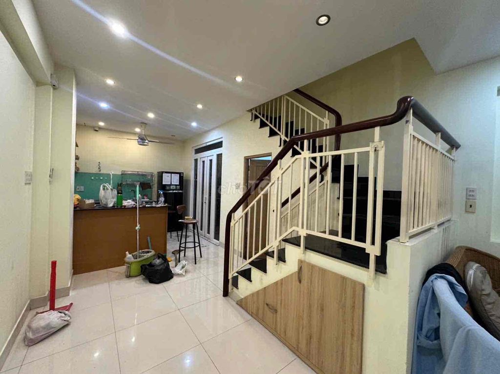 for medium house rent: 2 bedrooms - 2 Tshombe - 10.5 million