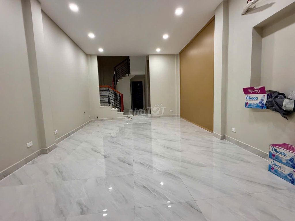 Rent a Phạm Văn Hai, 0-5, Q. Tân Bình, 27 million.