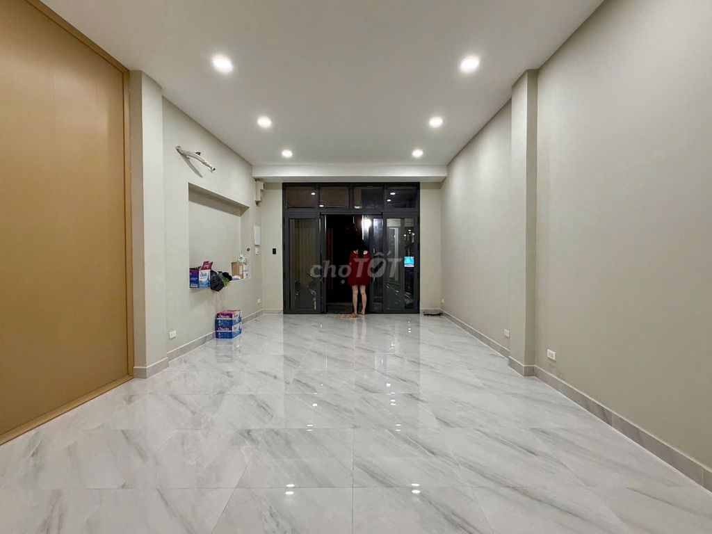 Rent a Phạm Văn Hai, 0-5, Q. Tân Bình, 27 million.