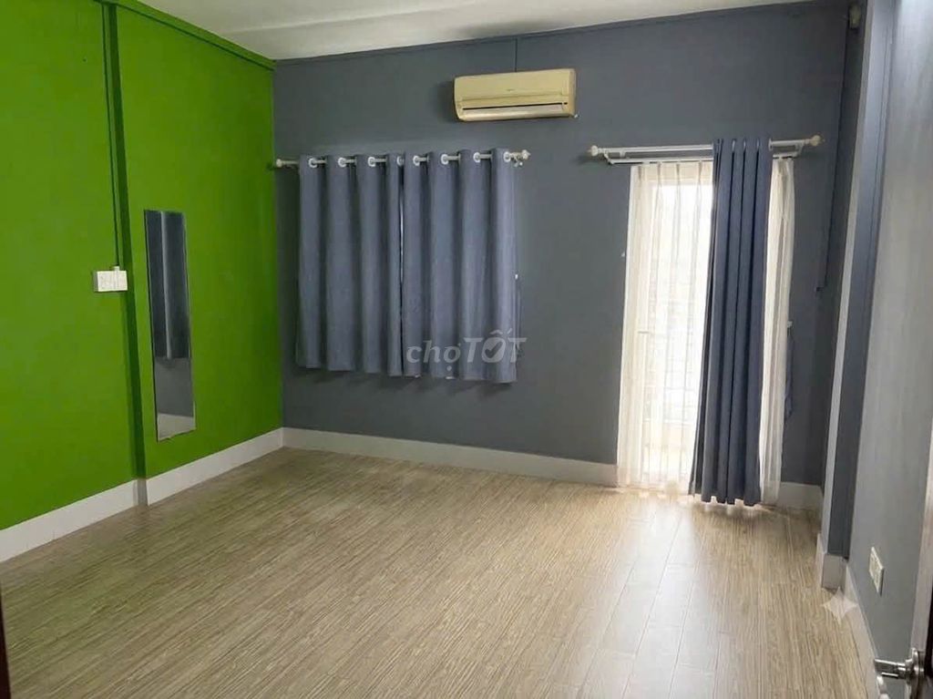 Rent four bedrooms. Three Bà Hạt toilets.