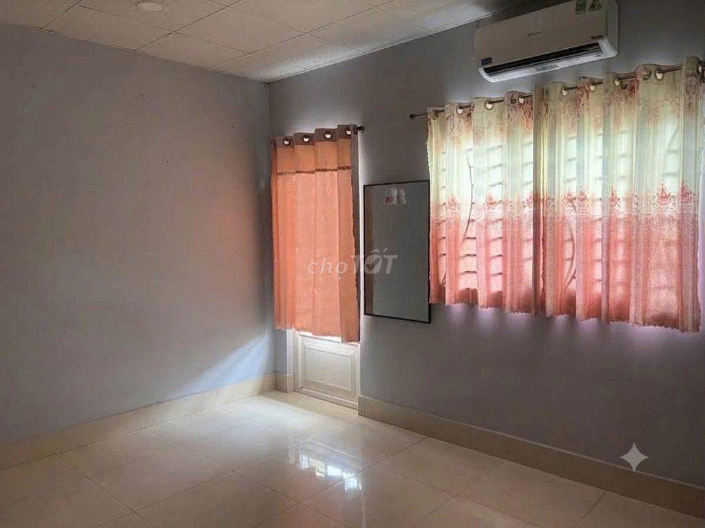 Rent four bedrooms. Three Bà Hạt toilets.