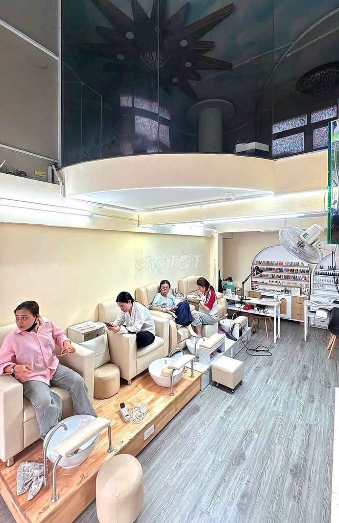 He's a cash dealer. He's 4 x 8 meters old.