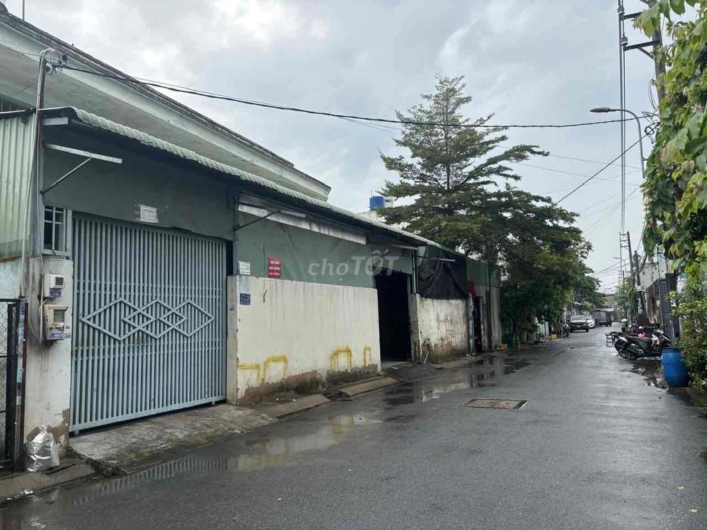 The plastic concrete factory comes out to Lê Văn Quới-screh.