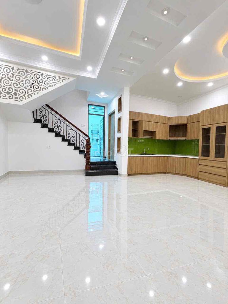 Let's rent the area 8 x 15 m. 1 .1 .2 4 4 4 4 floors to 3 bedrooms 3 road toilets.