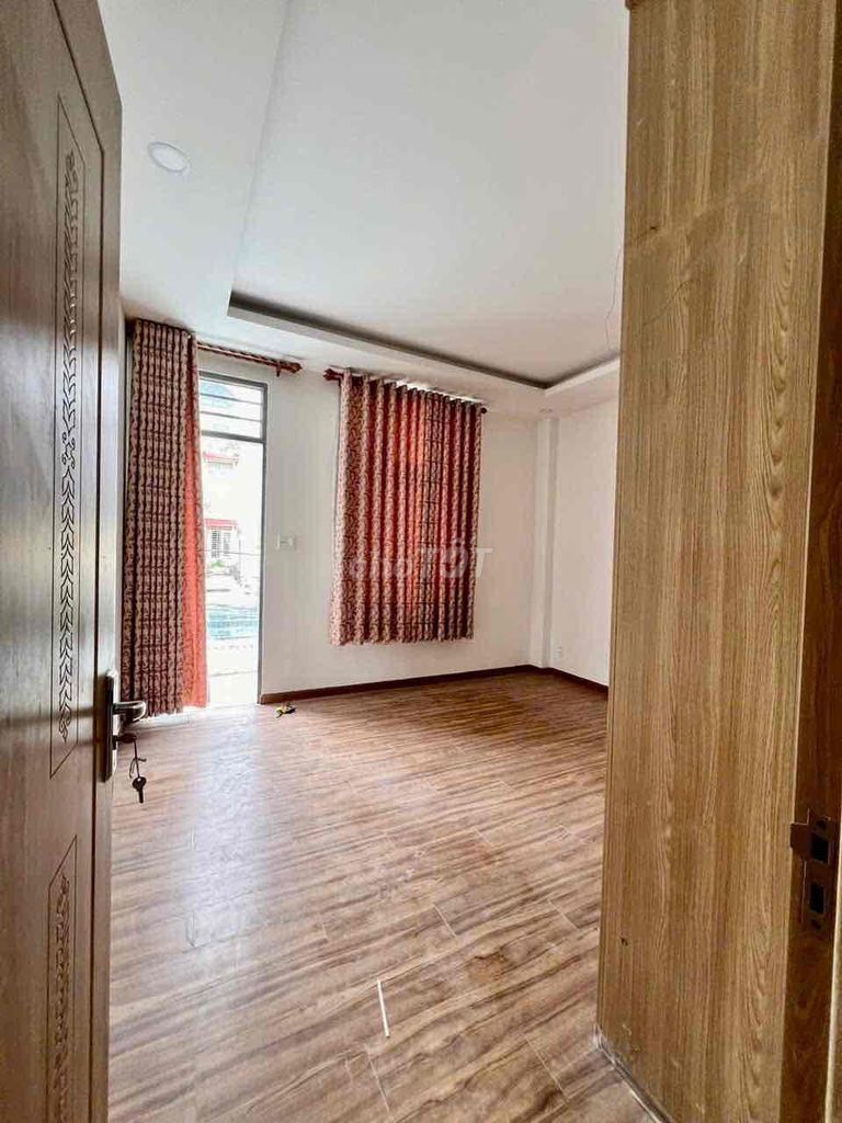 Let's rent the area 8 x 15 m. 1 .1 .2 4 4 4 4 floors to 3 bedrooms 3 road toilets.