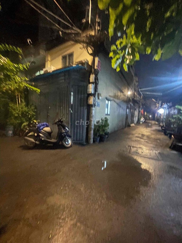 Rent the house in the entire corner of the two-sided alley.