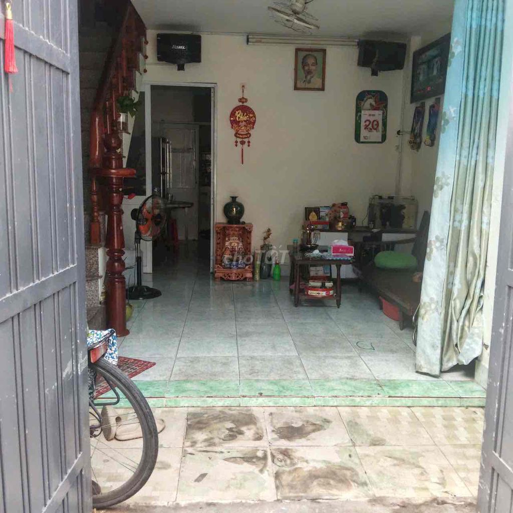 Rent the house in the entire corner of the two-sided alley.
