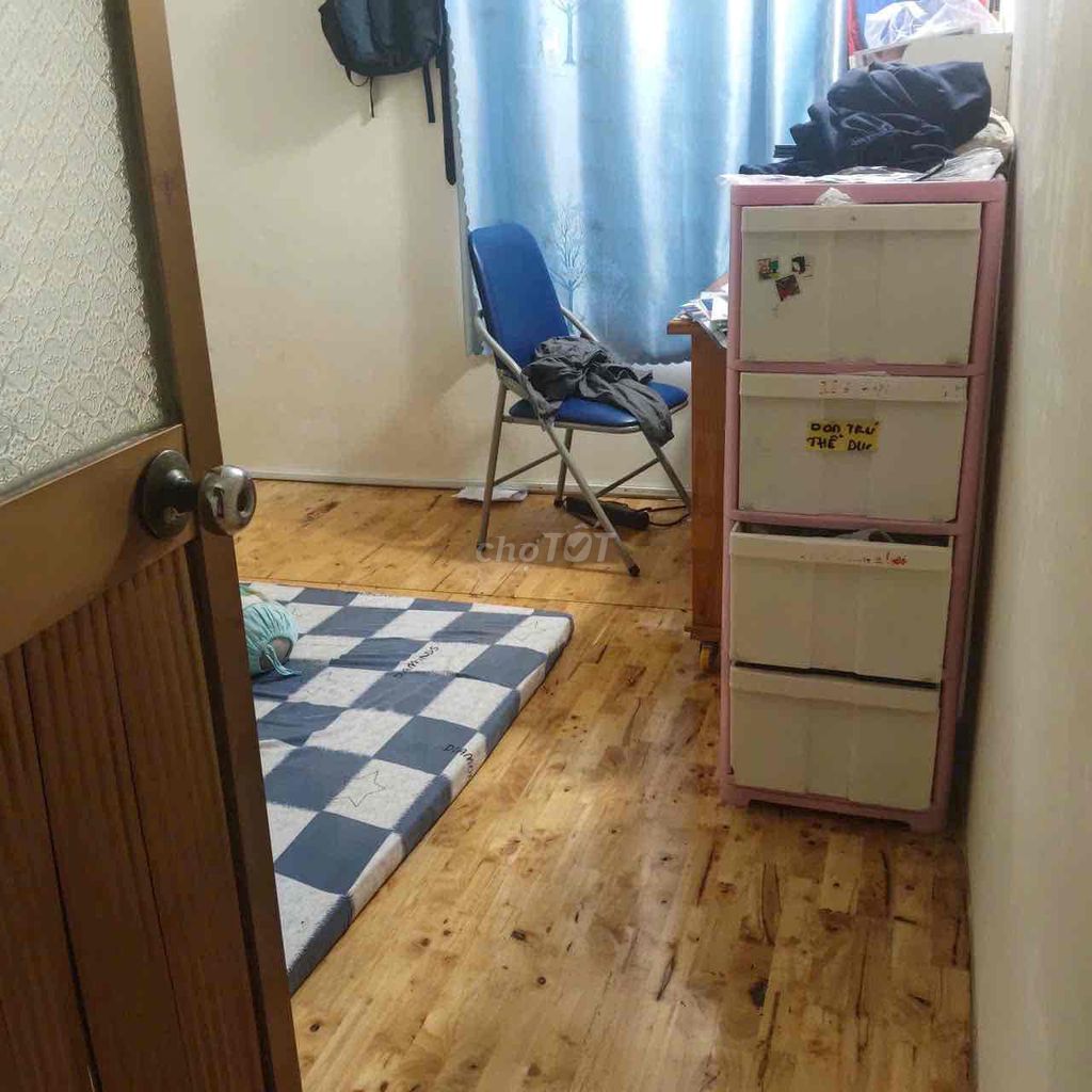 Rent the house in the entire corner of the two-sided alley.