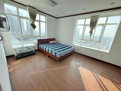 Rent a room with Gold House.