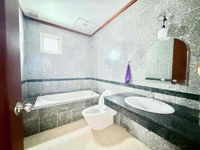 Rent a room with Gold House.