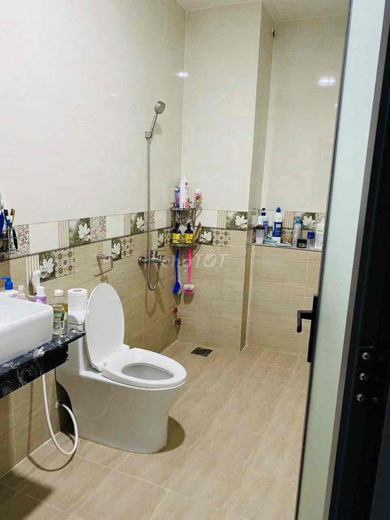 - Yeah. - Yeah. 4th floor bedroom 5 toilets (colder machine) 8 M