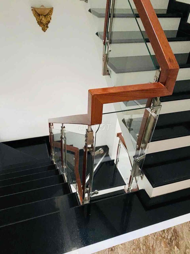 - Yeah. - Yeah. 4th floor bedroom 5 toilets (colder machine) 8 M