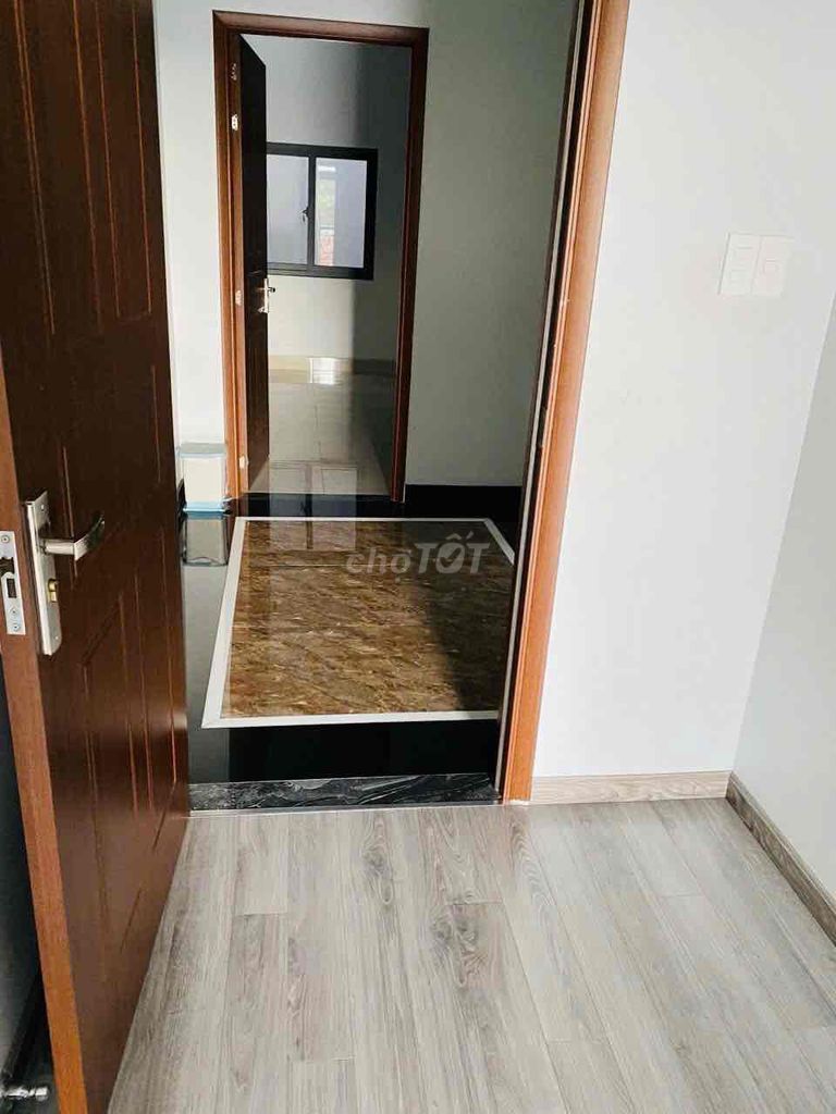- Yeah. - Yeah. 4th floor bedroom 5 toilets (colder machine) 8 M