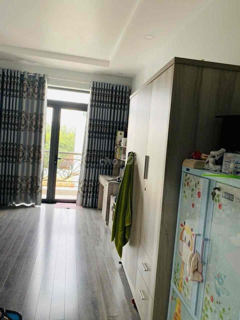 - Yeah. - Yeah. 4th floor bedroom 5 toilets (colder machine) 8 M
