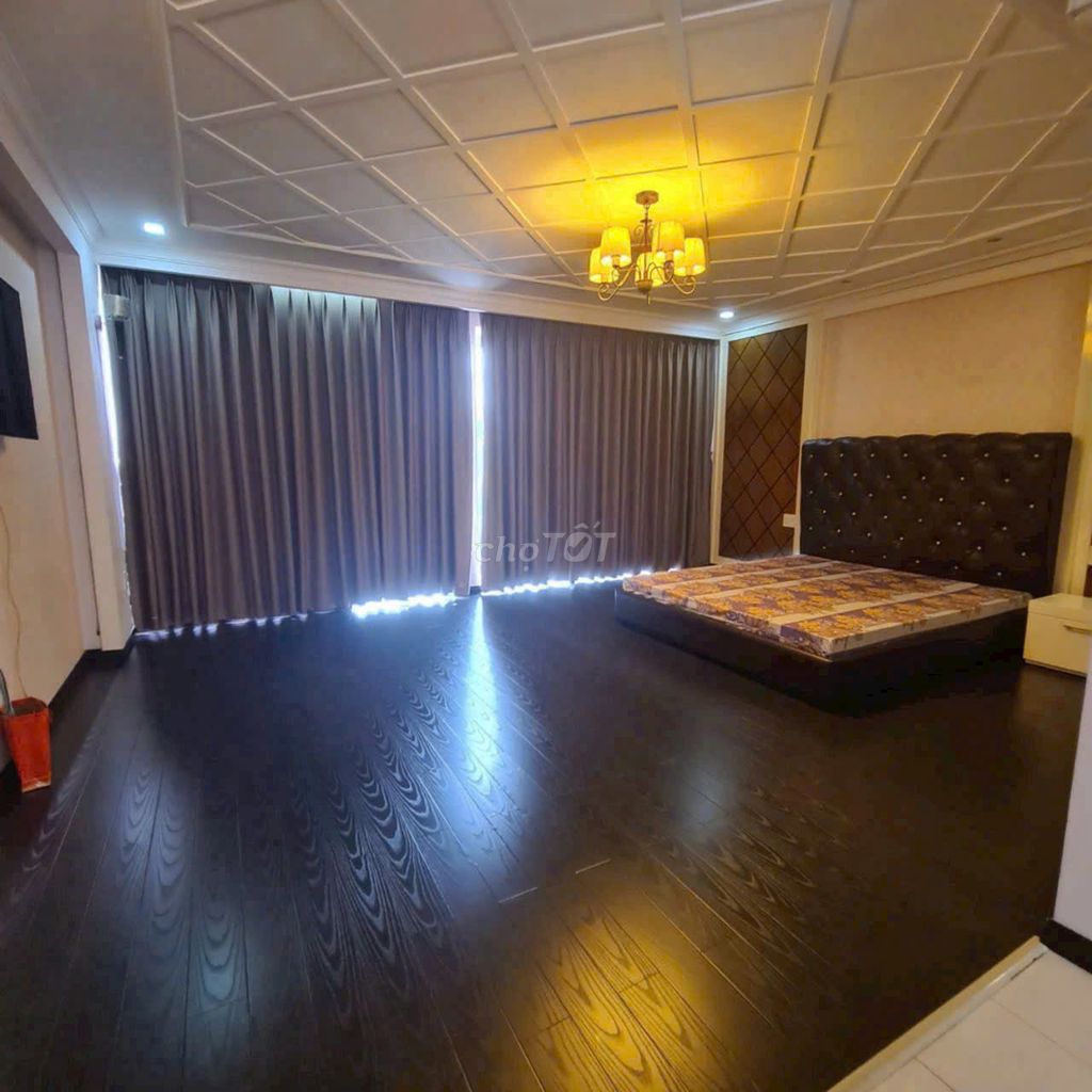 Rent a three-story house with a pre-preciation elevator.