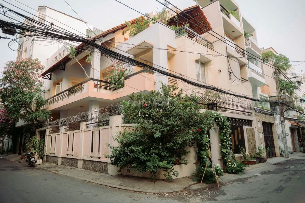 Renting out private homes, two fronts, alleys.