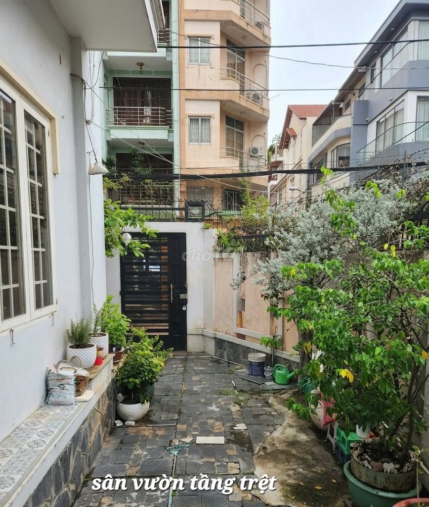 Renting out private homes, two fronts, alleys.