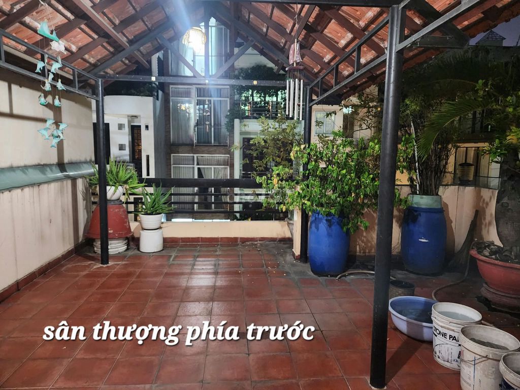 Renting out private homes, two fronts, alleys.
