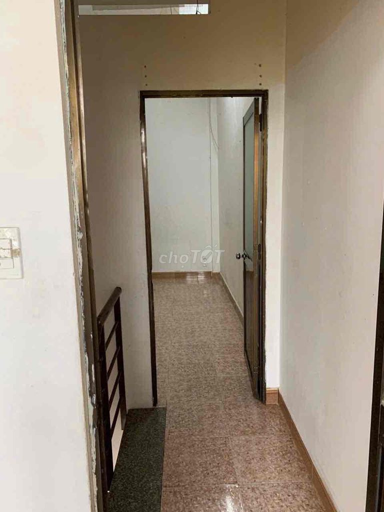 area: 4 x10 alley 4 meters, 8 million