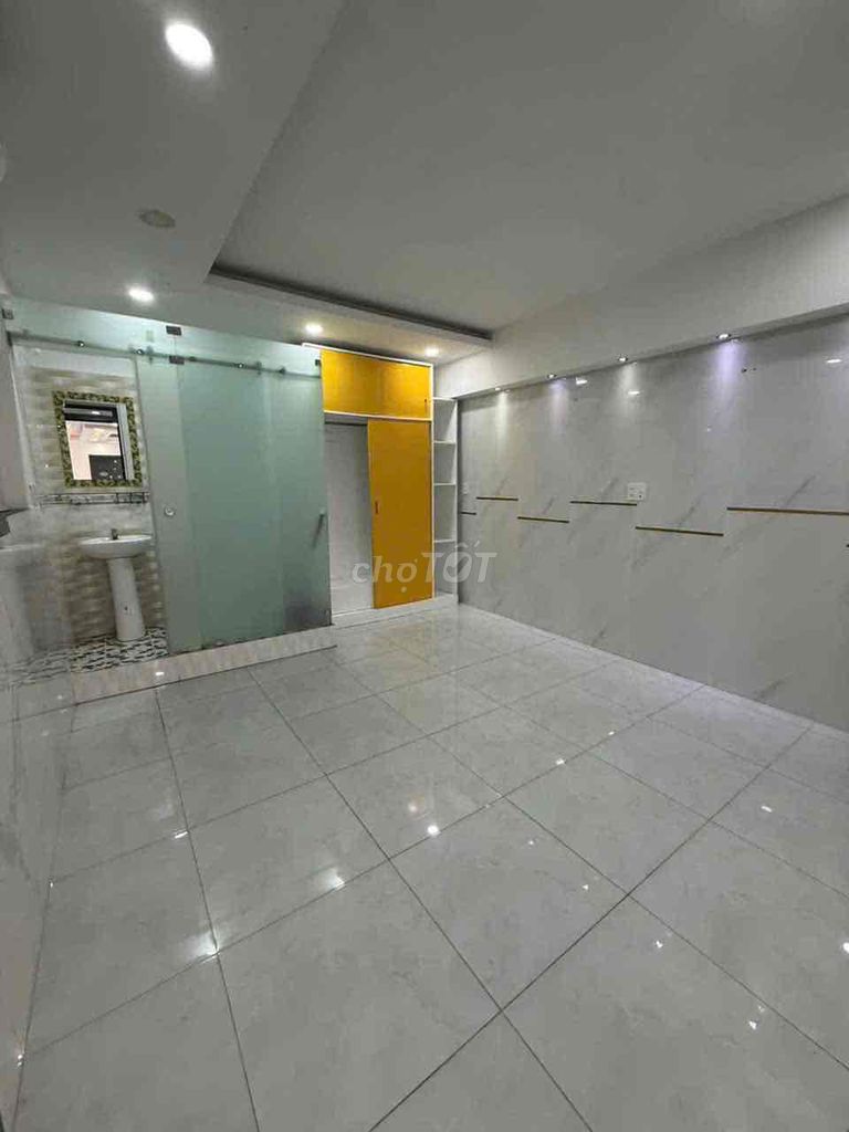 4 x15 Quadth Corner of hxt Clears the 4x15 floor 5 bedrooms.6 toilets