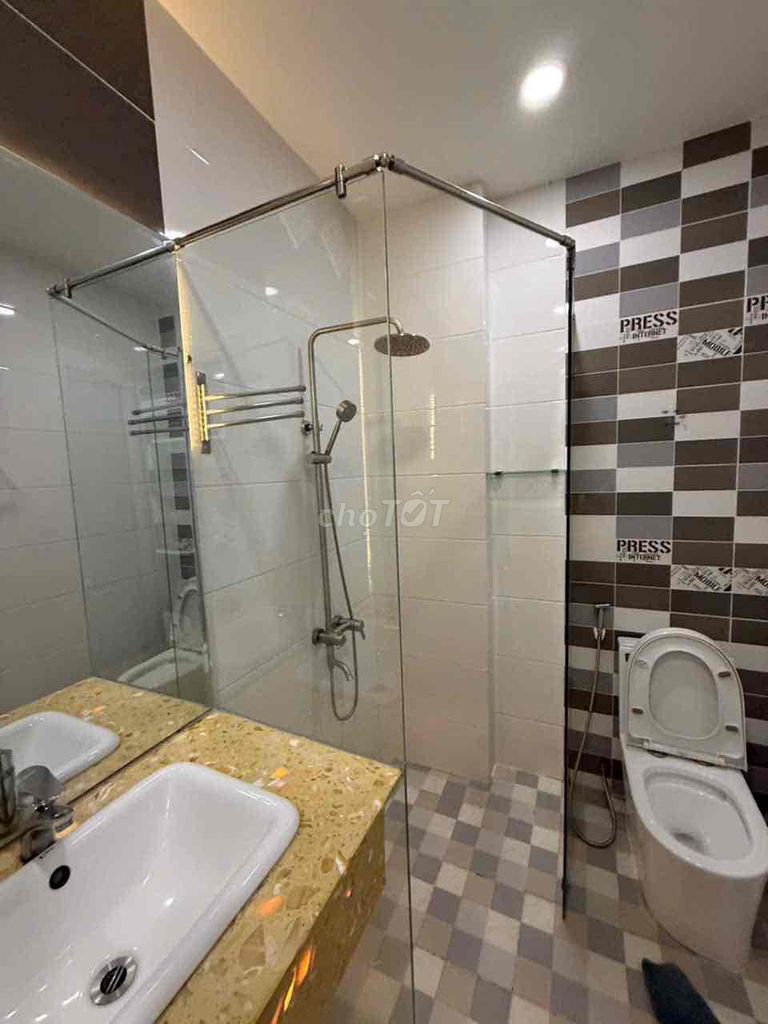 4 x15 Quadth Corner of hxt Clears the 4x15 floor 5 bedrooms.6 toilets
