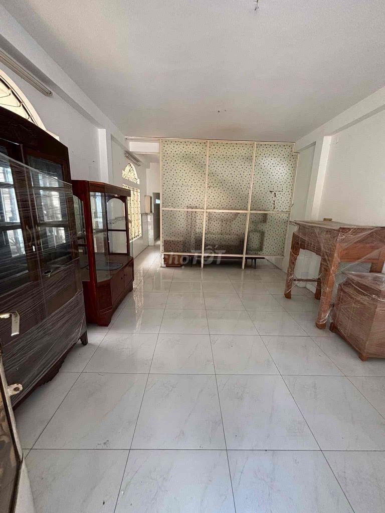 Rent the entire Quốc lộ 13 cash.