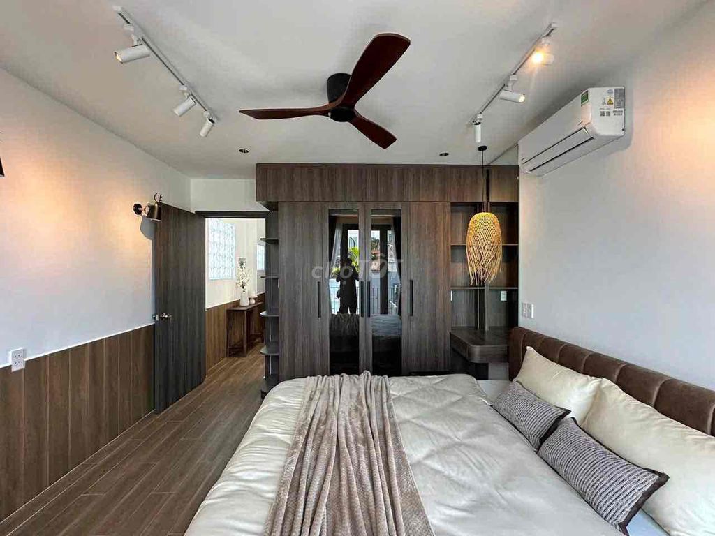 It's the owner of the collection area: 4 m x 12 meters, 5 story structure