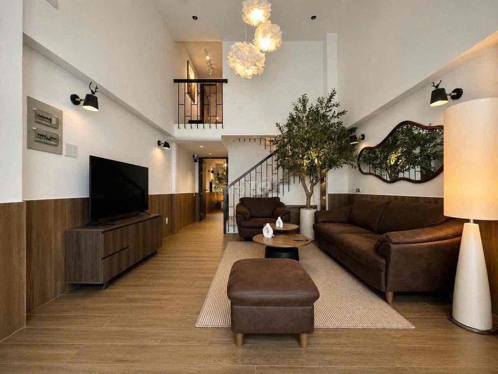 It's the owner of the collection area: 4 m x 12 meters, 5 story structure