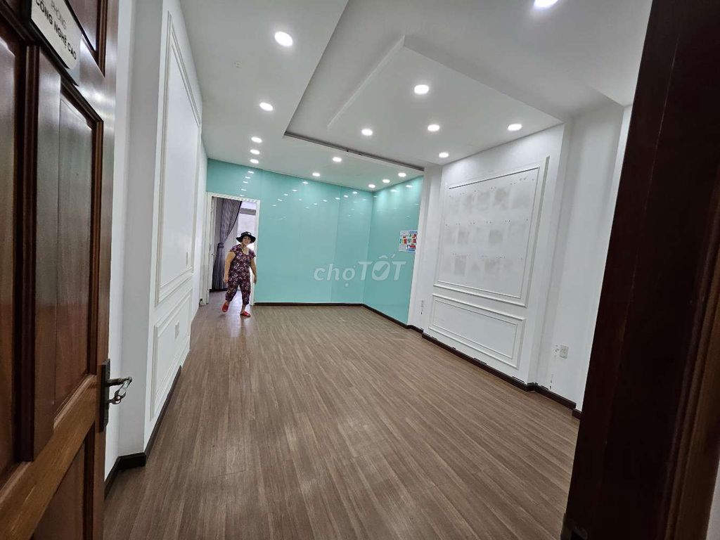 I'm the owner of the lease for 19 ceilings. 2D across from ks.