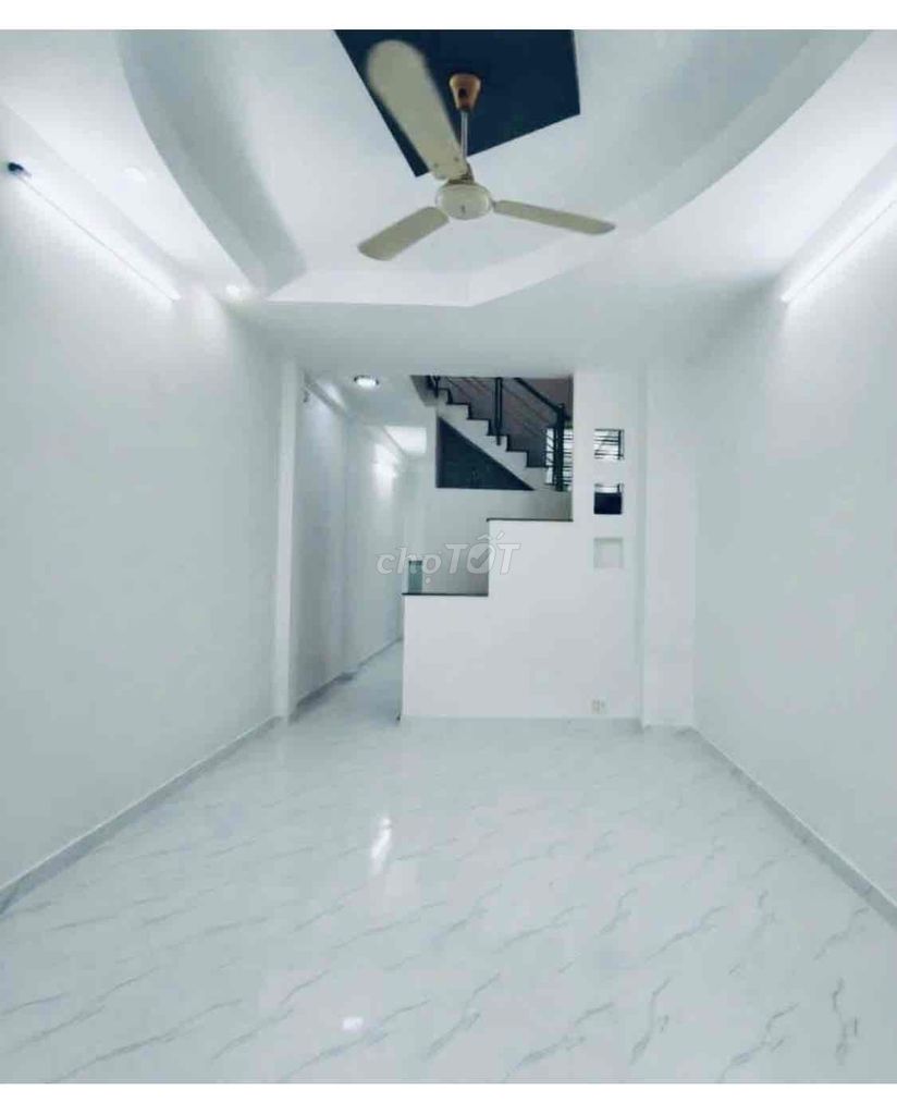 New building, alley, near the blue line, 48 meters, 1 . 1 . L car park.