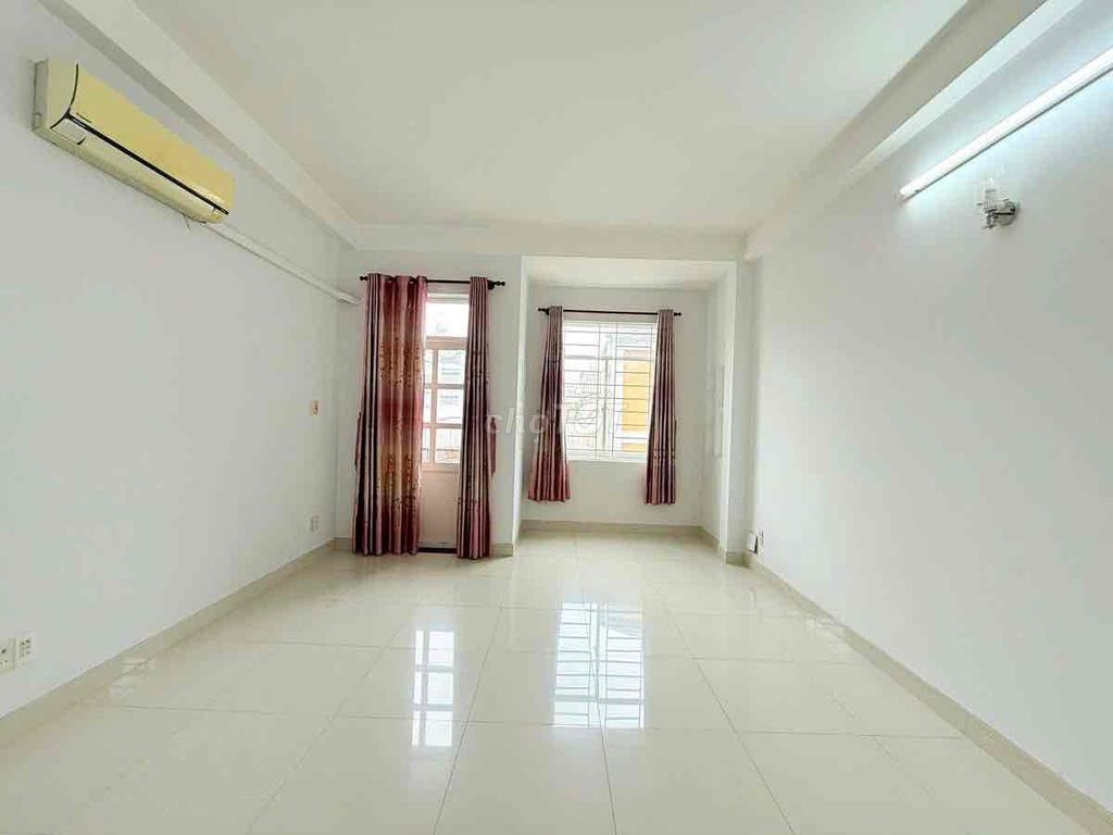 New building, alley, near the blue line, 48 meters, 1 . 1 . L car park.