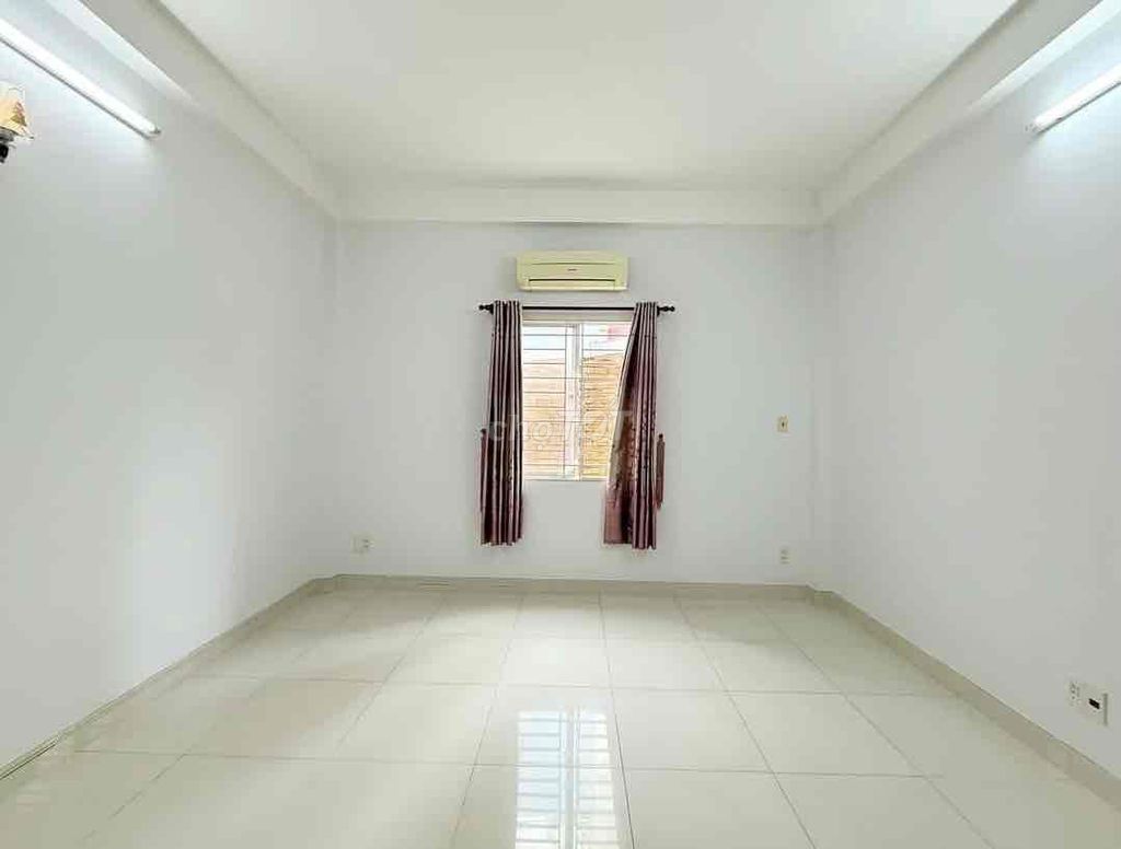 New building, alley, near the blue line, 48 meters, 1 . 1 . L car park.