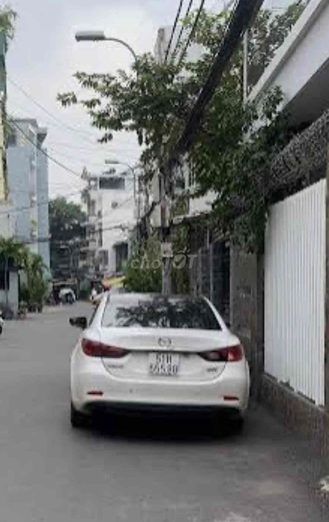 New building, alley, near the blue line, 48 meters, 1 . 1 . L car park.