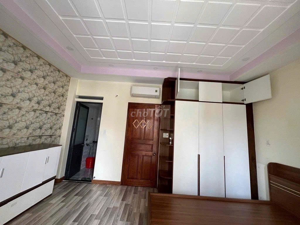 Rent a three-story Warnt Huỳnh Tấn Phát Q-7 street.