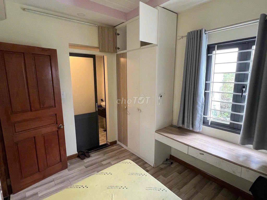 Rent a three-story Warnt Huỳnh Tấn Phát Q-7 street.
