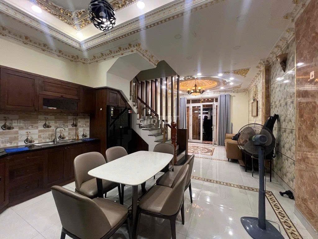 Rent a three-story Warnt Huỳnh Tấn Phát Q-7 street.