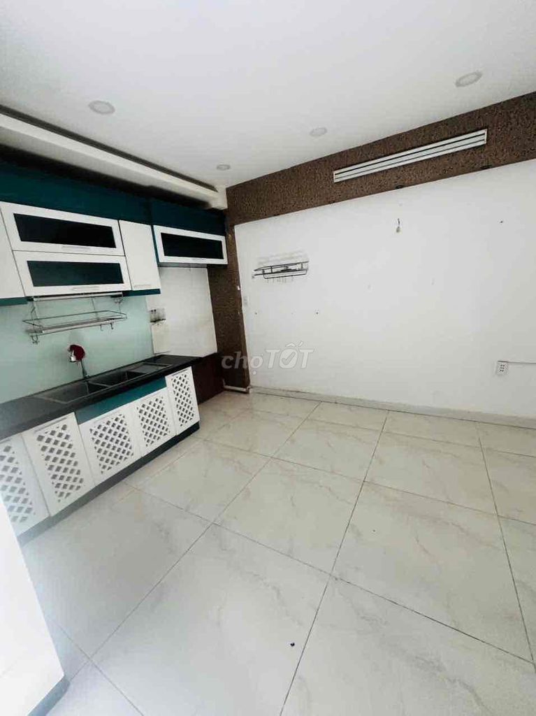 Rent a five- bedroom, six toilets, two square alleys, two colliding blocks.