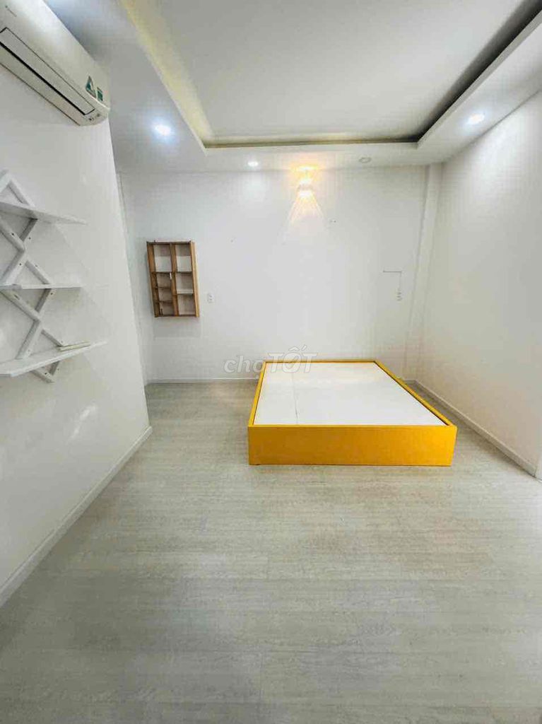 Rent a five- bedroom, six toilets, two square alleys, two colliding blocks.
