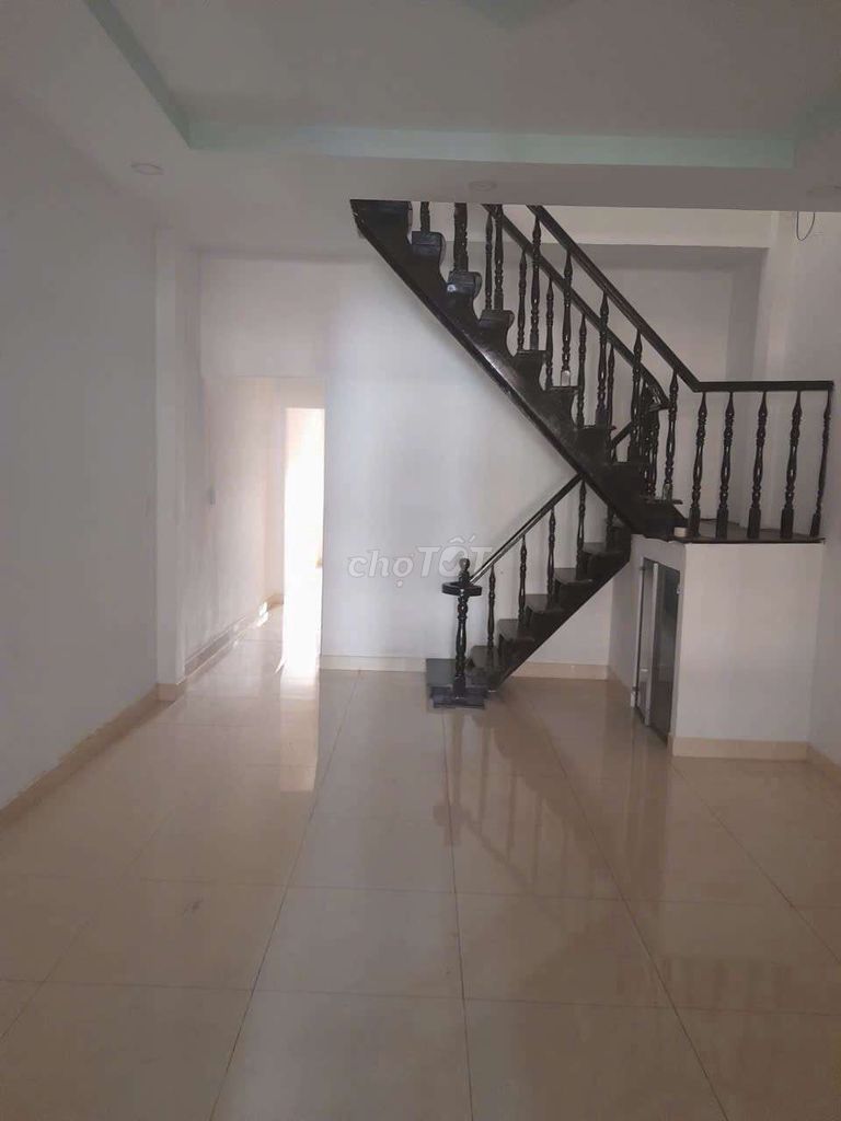 The main house is cash, three bedrooms, two free business toilets.