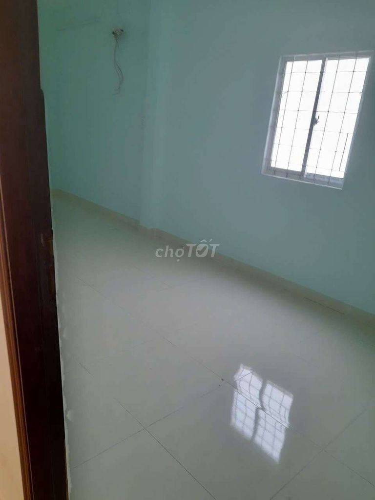 The main house is cash, three bedrooms, two free business toilets.