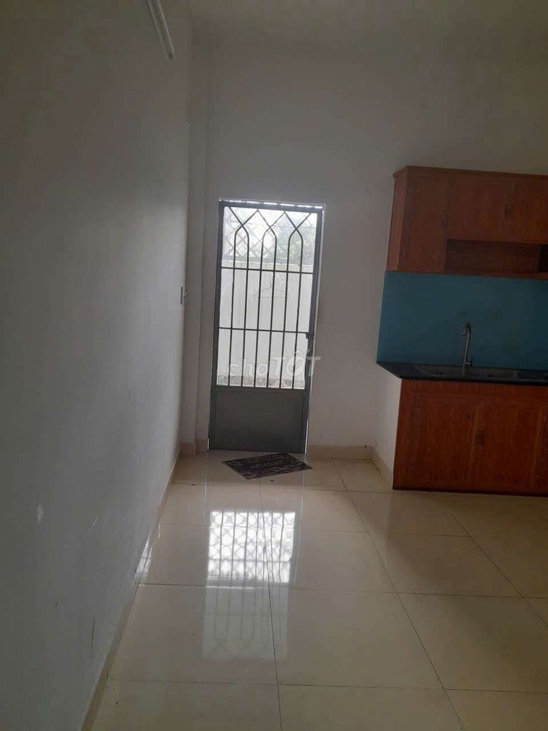 The main house is cash, three bedrooms, two free business toilets.