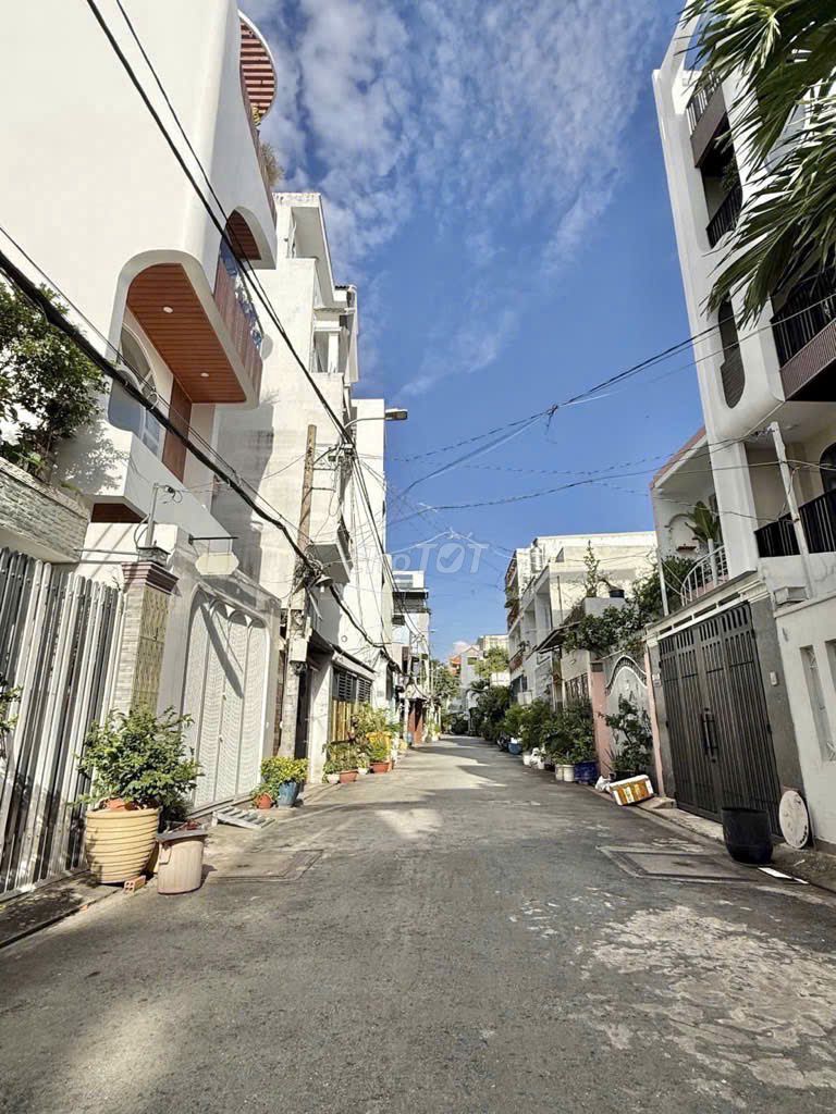 Plus the Thoại Ngọc Hầu Street house area 4 x 30, 8 meters.