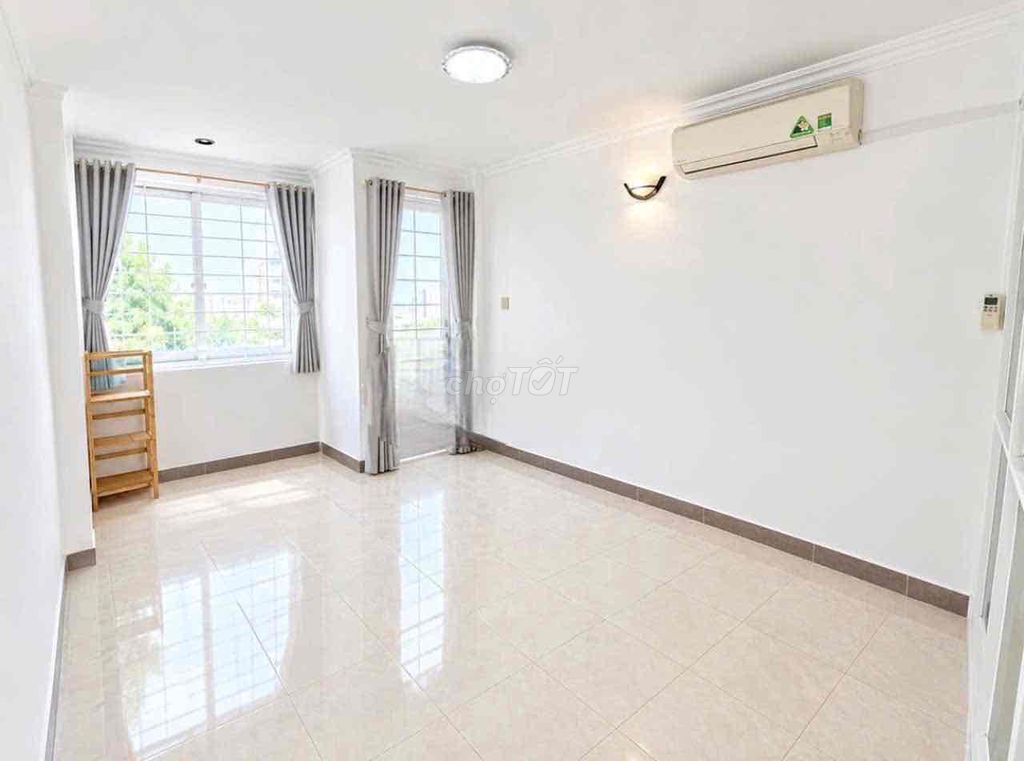 The whole county of three, two bedrooms, three toilets.