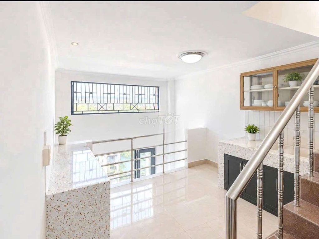 The clean house will-two bedroom three-three-11-million-cold-cold bathrooms.