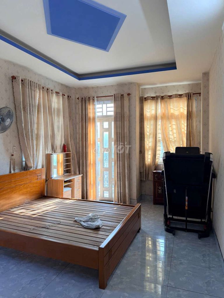 Cjo rents a five-room home. Five toilets.