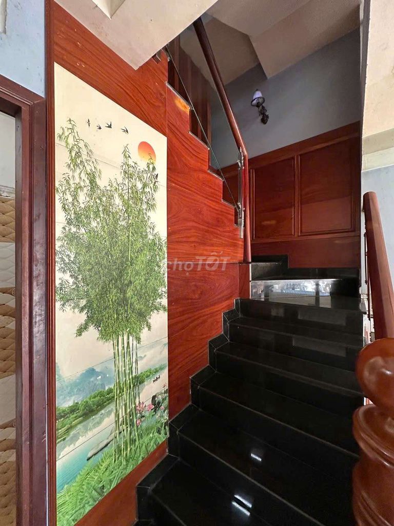 Cjo rents a five-room home. Five toilets.